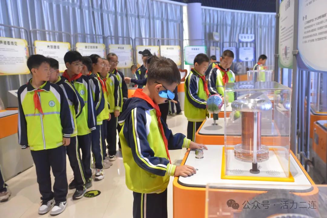 我市举办2025年“全国科技工作者日”暨 “稻谷飘香 禾下追梦”——中国攻克杂交水稻难关52周年巡展启动仪式