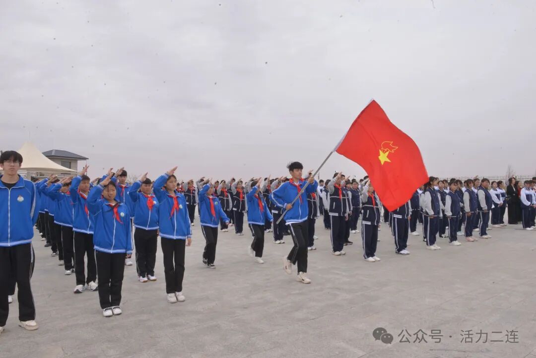 珍藏红领巾 佩戴新团徽！国门见证少年蜕变